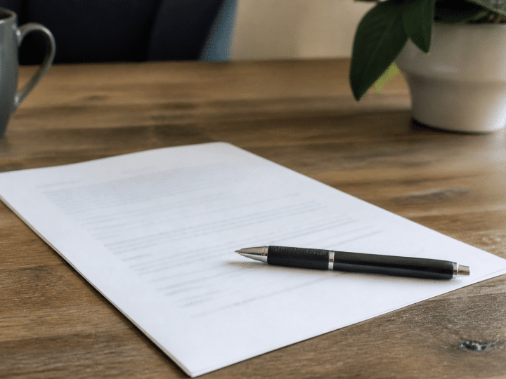 Document contrat loue sur bureau avec stylo posé dessus