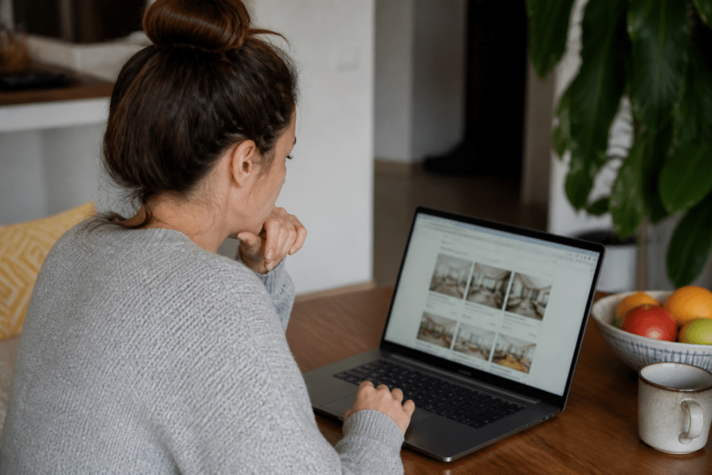 Personne consultant annonces immobilières sur ordinateur portable