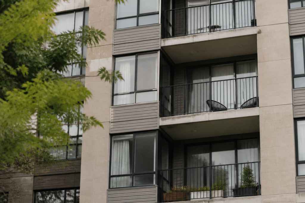 Immeuble residentiel avec panneaux loyers eleves affiches