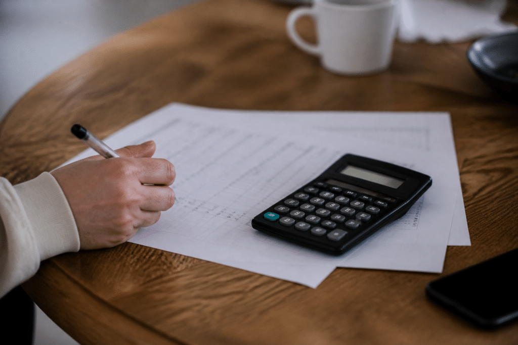 Document avec chiffres et calculatrice montrant montants d'emprunt